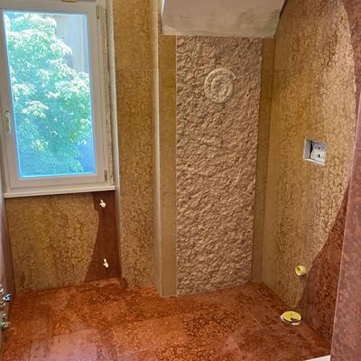 Rivestimento e pavimento bagno in marmo Alberti Luigi