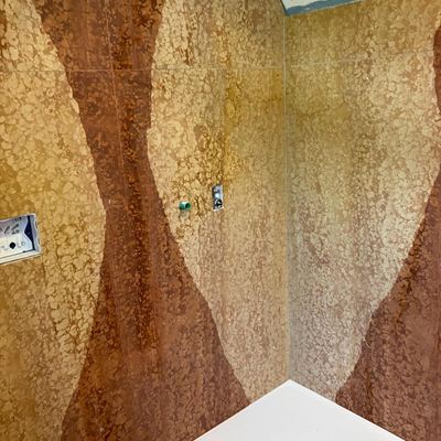 Parete del bagno con rivestimento in marmo Alberti Luigi