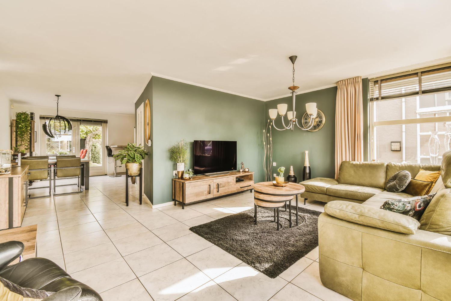 Salotto con pavimento in ceramica a Verona