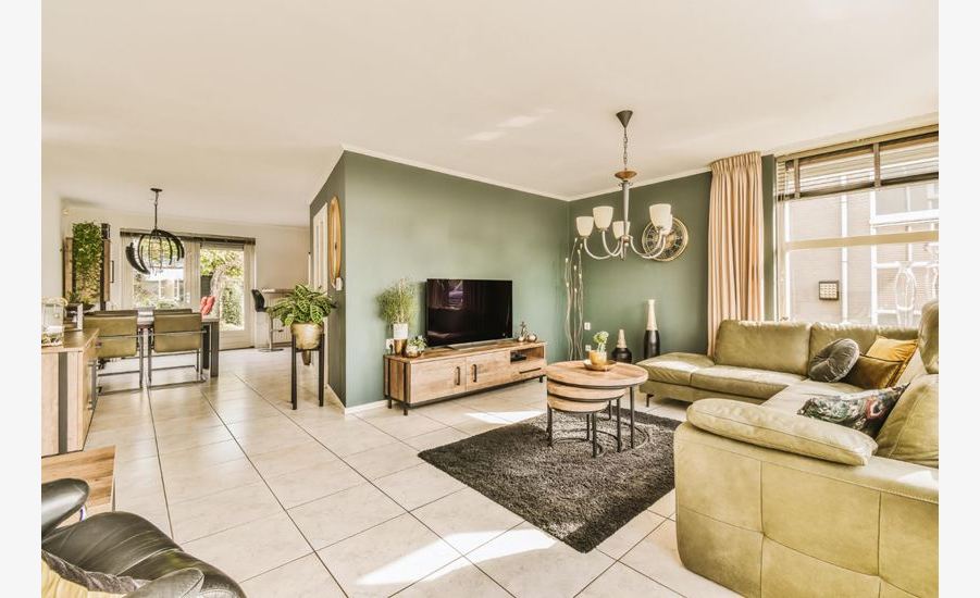 Salotto con pavimento in ceramica a Verona